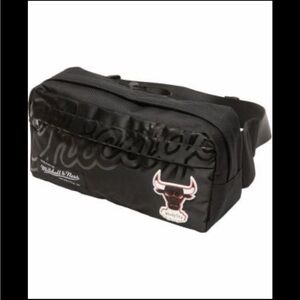 Mitchell & Ness Women’s Black Chicago Bulls Hardwood Classics Fannypack (NWTS)
